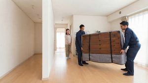 姫路市で大型家具（タンス・ベッド）を出張買取してもらう様子